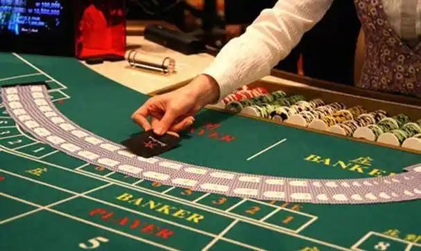 Người dùng xem bàn baccarat live trên điện thoại tại vf88
