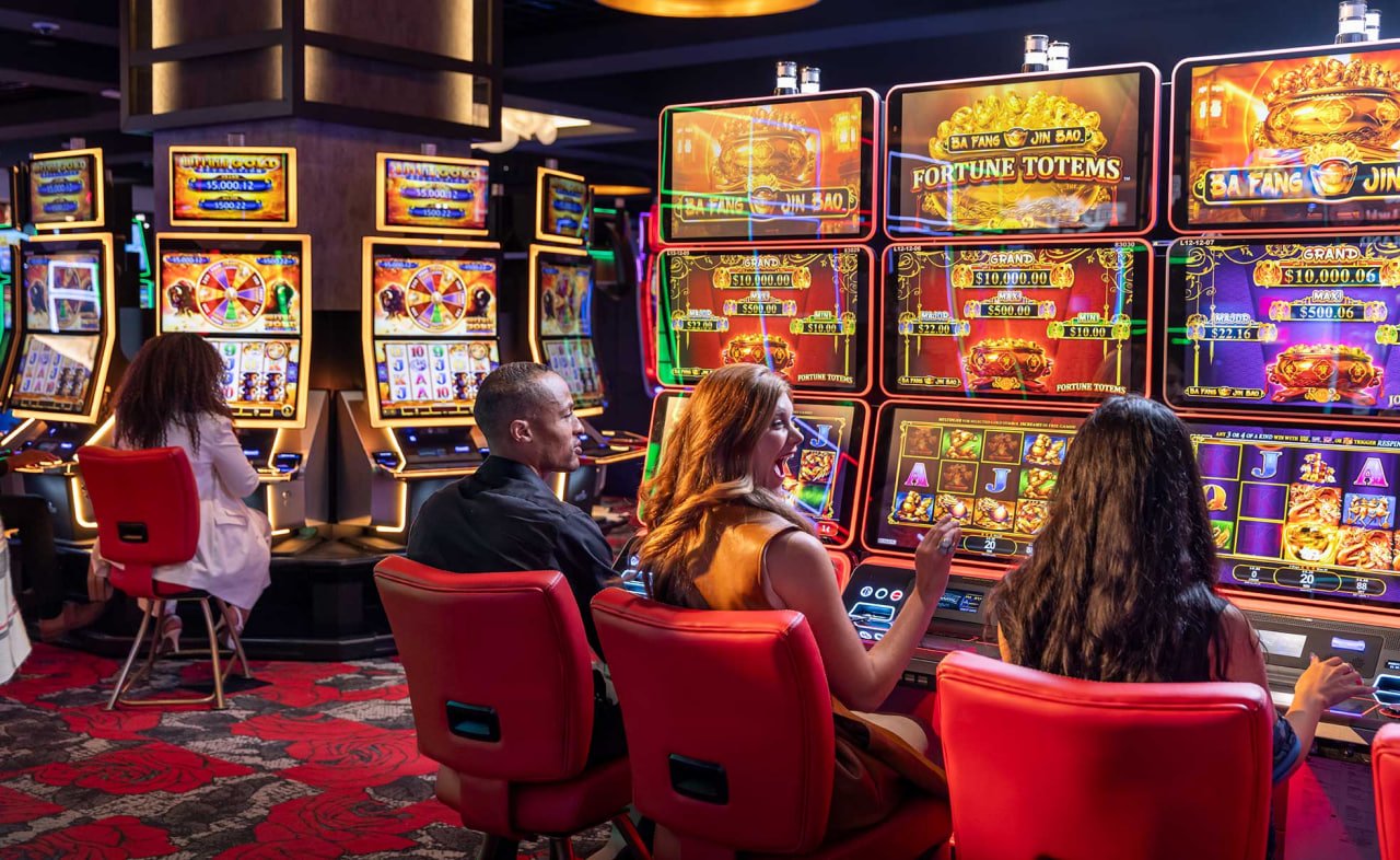 Người chơi đang chọn tựa game slot trên điện thoại tại vf88